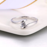 Bague avec barre incurvée et diamant éclatant au centre | Or blanc