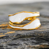Bague ouverte avec motif en spirale avec émail | Or blanc