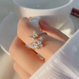 Bague réglable avec un papillon éclatant | Or blanc