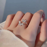 Bague réglable avec un papillon éclatant | Or blanc