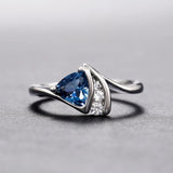 Bague rétro avec pierre bleue triangulaire | Or blanc