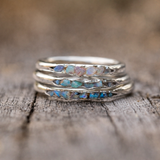 Bague rétro avec pierres bleues en couches | Or blanc