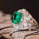 Bague rétro en fleurs avec pierre verte et diamants | Or