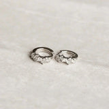Boucles d'oreilles huggies en cristal | Or blanc