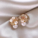 Boucles d'oreilles avec camélia blanc suspendu et marguerite | Or