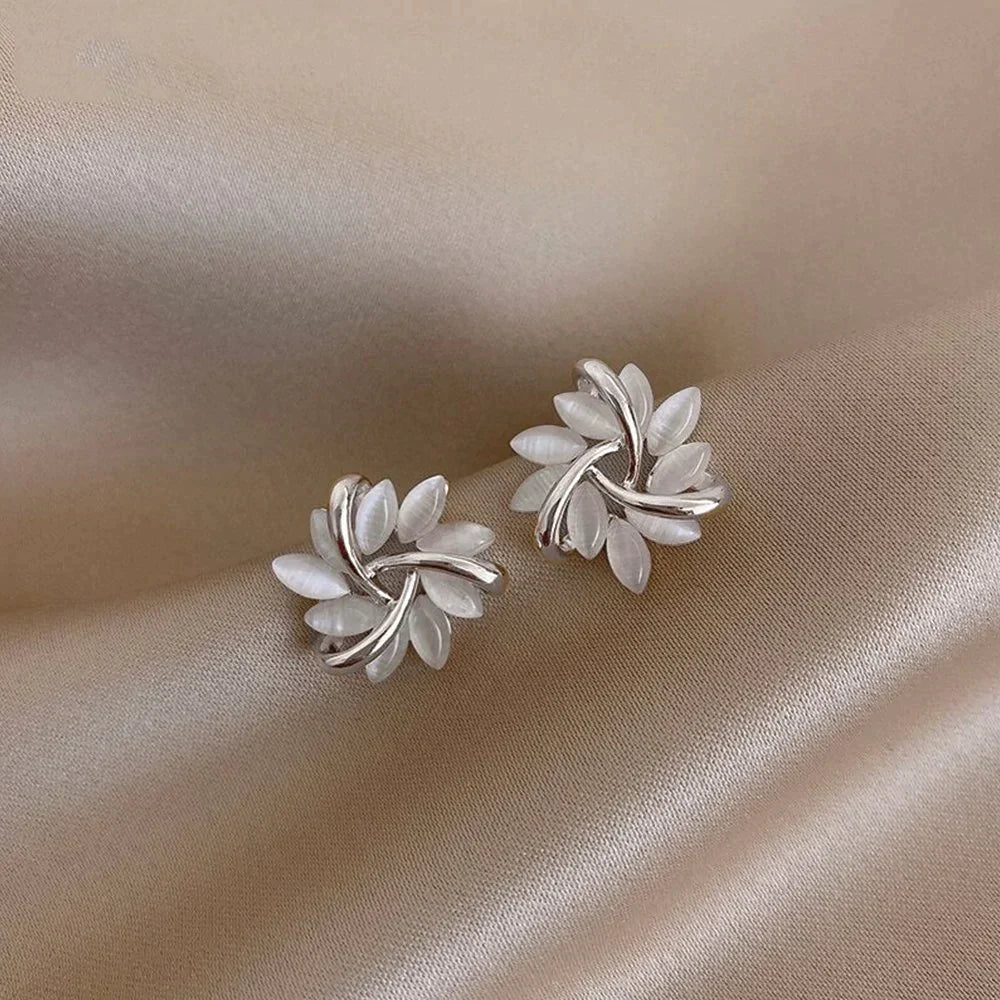 Boucles d'oreilles élégantes et raffinées avec des fleurs d'opale | Or