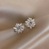 Boucles d'oreilles élégantes et raffinées avec des fleurs d'opale | Or