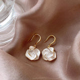 Boucles d'oreilles pendantes avec des pétales blancs | Or