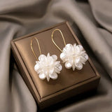 Boucles d'oreilles pendantes avec fleurs blanches | Or