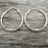 Boucles d'oreilles rétro avec motif gravé | Or blanc