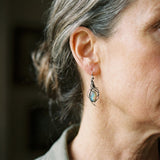 Boucles d'oreilles rétro avec opale bleue | Or blanc