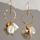 Boucles d'oreilles rétro avec perles et fleurs pendantes | Or