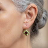 Boucles d'oreilles rondes rétro avec des cristaux verts et rouges | Or
