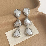 Boucles d'oreilles triangulaires avec des marguerites | Or blanc