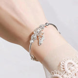 Bracelet ajustable avec médaille à trois feuilles | Or blanc