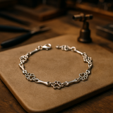Bracelet avec pattes de chien suspendues et Os Brut, Édition limitée | Or blanc