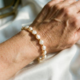 Bracelet rétro blanc avec perles et accents | Or