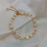 Bracelet rétro blanc avec perles et accents | Or