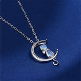 Collier avec pendentif en forme de croissant de lune et d'un chat en pierre de lune | Or