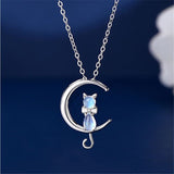 Collier avec pendentif en forme de croissant de lune et d'un chat en pierre de lune | Or