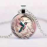 Collier avec pendentif en métal en forme d'hirondelle avec dôme en verre | Or