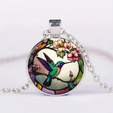 Collier avec pendentif en métal en forme d'hirondelle avec dôme en verre | Or