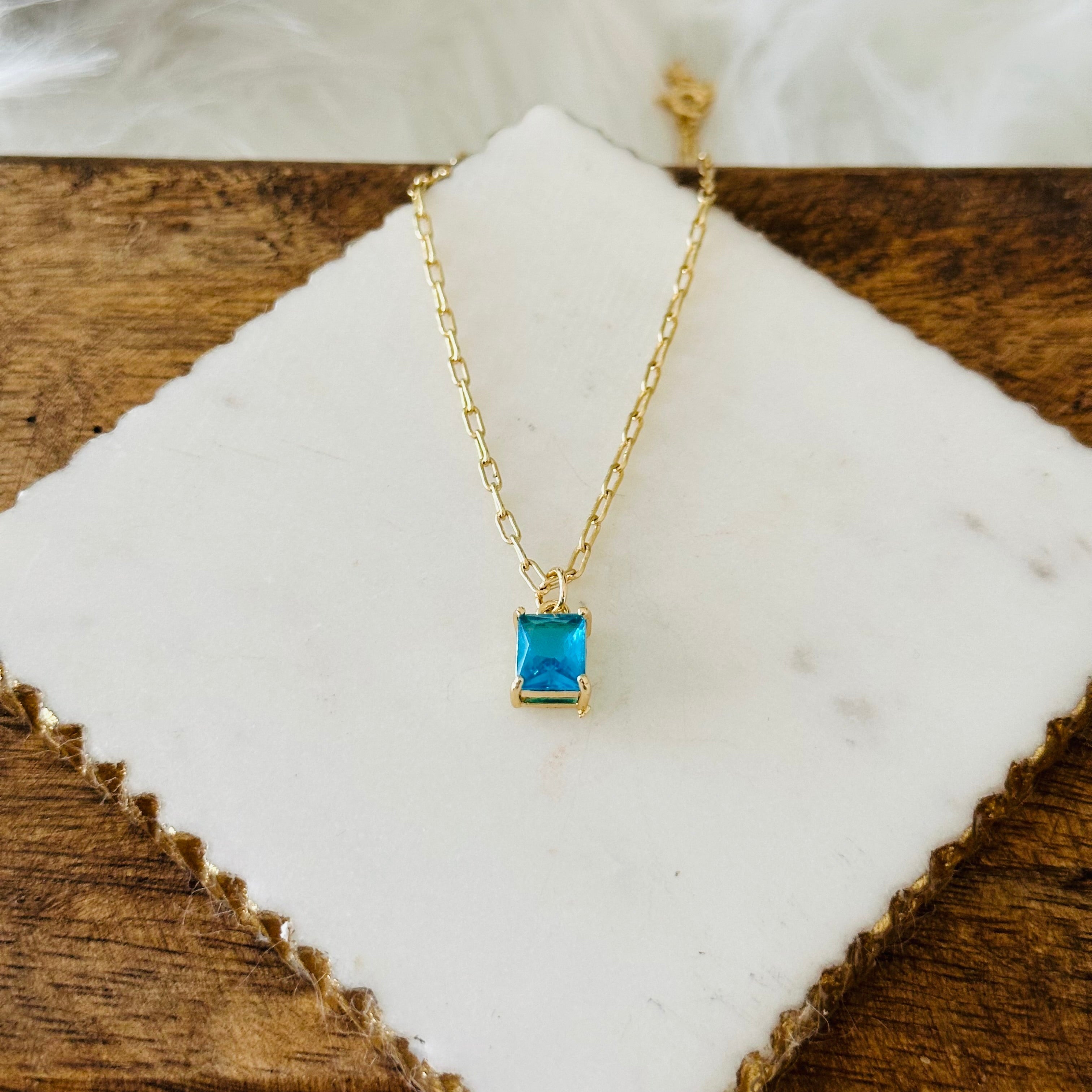 Collier avec pendentif en taille émeraude | Or