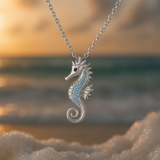 Collier avec hippocampe et opale | Or blanc