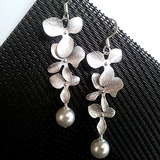 Collier et boucles d'oreilles en forme de fleurs | Or blanc