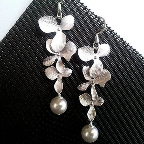 Collier et boucles d'oreilles en forme de fleurs | Or blanc