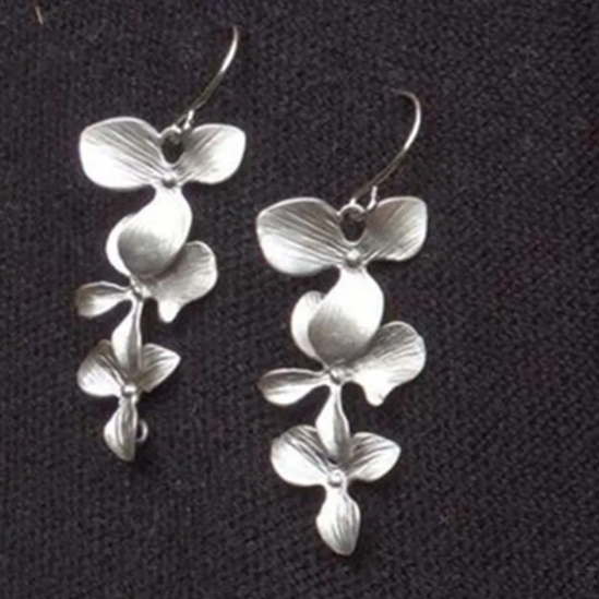 Collier et boucles d'oreilles en forme de fleurs | Or blanc