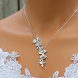 Collier et boucles d'oreilles en forme de fleurs | Or blanc