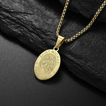 Collier ovale avec portrait d'ange en acier inoxydable | Or