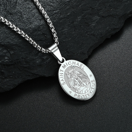 Collier ovale avec portrait d'ange en acier inoxydable | Or