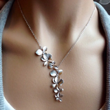 Collier rétro avec fleur | Or blanc