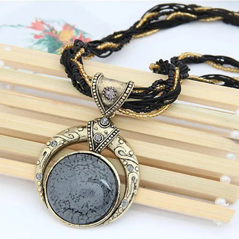 Collier rétro avec pendentif ethnologique en cristal vert | Or
