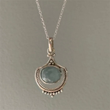 Collier rétro avec pierre verte | Or